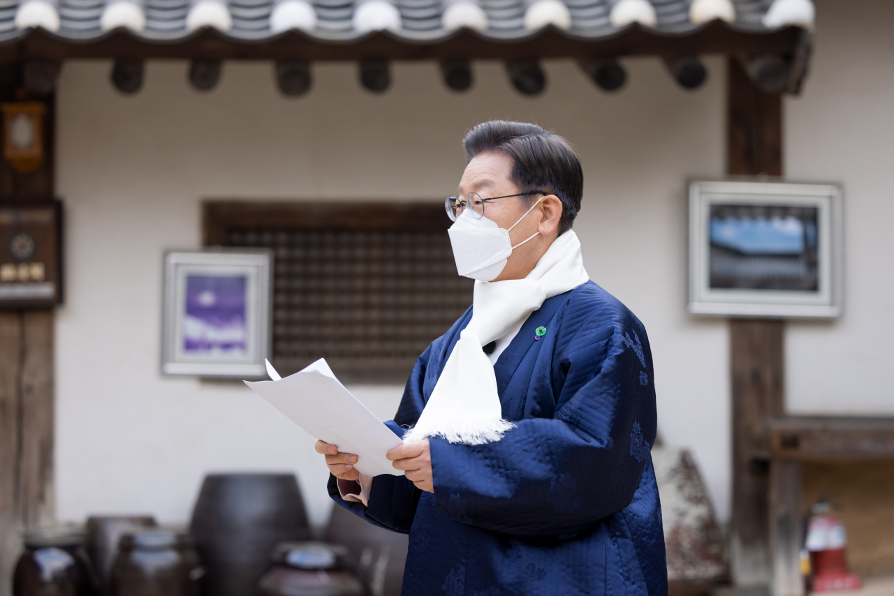 이재명 더불어민주당 대선후보가 설 명절인 1일 경북 안동시 임청각에서 육군사관학교의 안동 이전, 미래형 친환경 자동차부품산업 육성, 글로벌 백신·의료산업 벨트 조성 등을 핵심으로 하는 경북 지역 공약을 발표하고 있다. [연합]