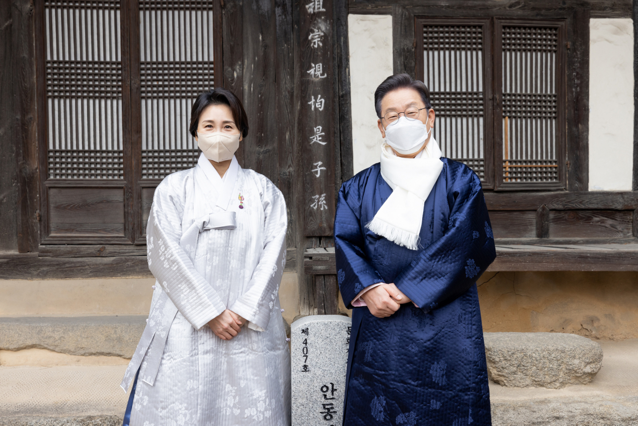 이재명 더불어민주당 대선 후보가 부인 김혜경 씨와 함께 설 명절인 1일 경북 안동시 안동 김씨 화수회를 방문, 기념촬영을 하고 있다. [연합]