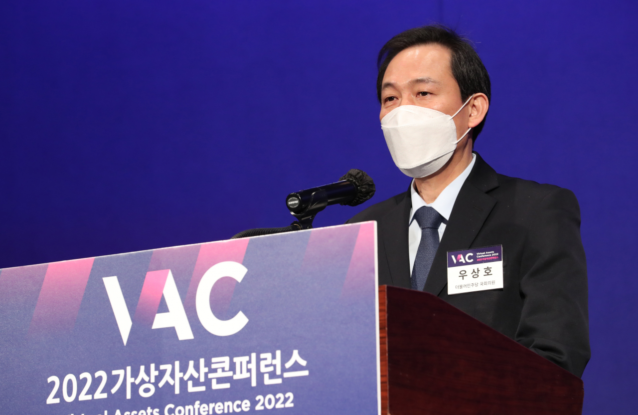 우상호 더불어민주당 의원이 지난달 20일 오전 서울 중구 웨스틴조선호텔 그랜드볼룸에서 열린 "혁신, 도전, 미래" 조선비즈 2022 가상자산 콘퍼런스에 참석, 더불어민주당 이재명 대선 후보의 축사를 대독하고 있다. [국회사진기자단]
