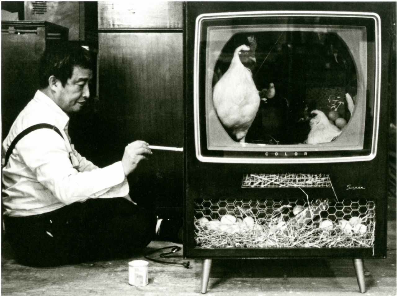 ‘Chicken II 02’에 사인하는 백남준의 모습. 백남준아트센터 마크 패츠팰 아카이브 컬렉션[백남준아트센터 제공]