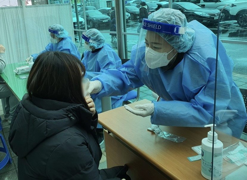 충남 보령시보건소 직원들이 코로나19 확산 방지에 고군분투하고 있다. [연합]
