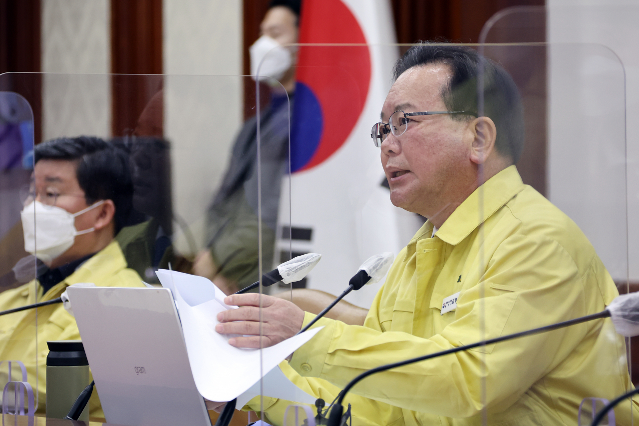 김부겸 국무총리가 2일 정부서울청사에서 열린 코로나19 대응 중앙재난안전대책본부 회의를 주재하고 있다. [연합]