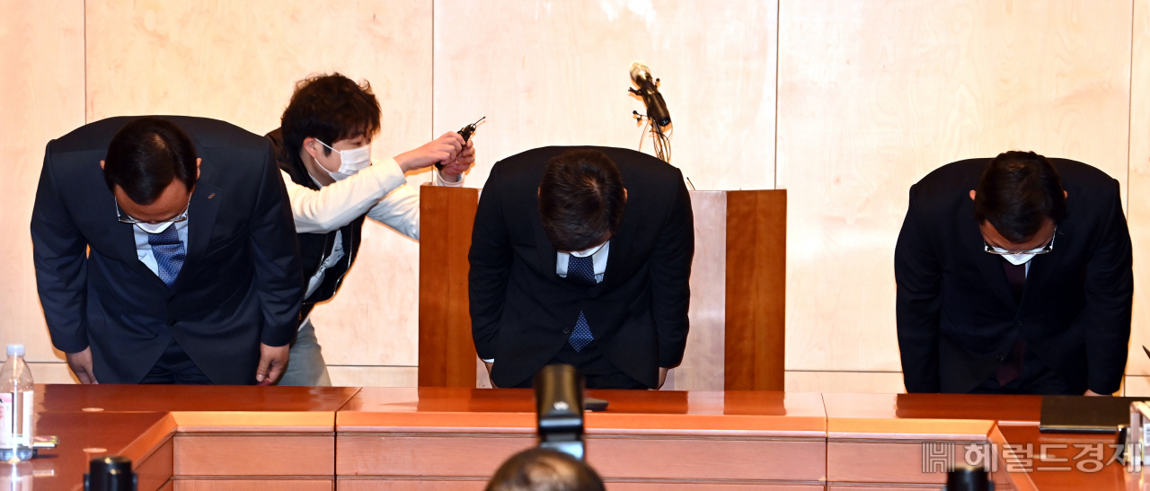 정몽규 HDC현대산업개발 회장이 지난달 17일 서울 용산 아이파크몰 본사에서 광주 서구 화정아이파크 외벽 붕괴 사고에 대한 대국민 사과와 함께 입장 표명을 하고 있다. 박해묵 기자