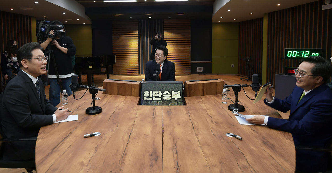 이재명 더불어민주당 대선 후보와 김동연 새로운물결 대선 후보가 2일 오후 서울시 양천 목동 CBS에서 열리는 양자 정책토론회에 앞서 대화하고 있다. [연합]