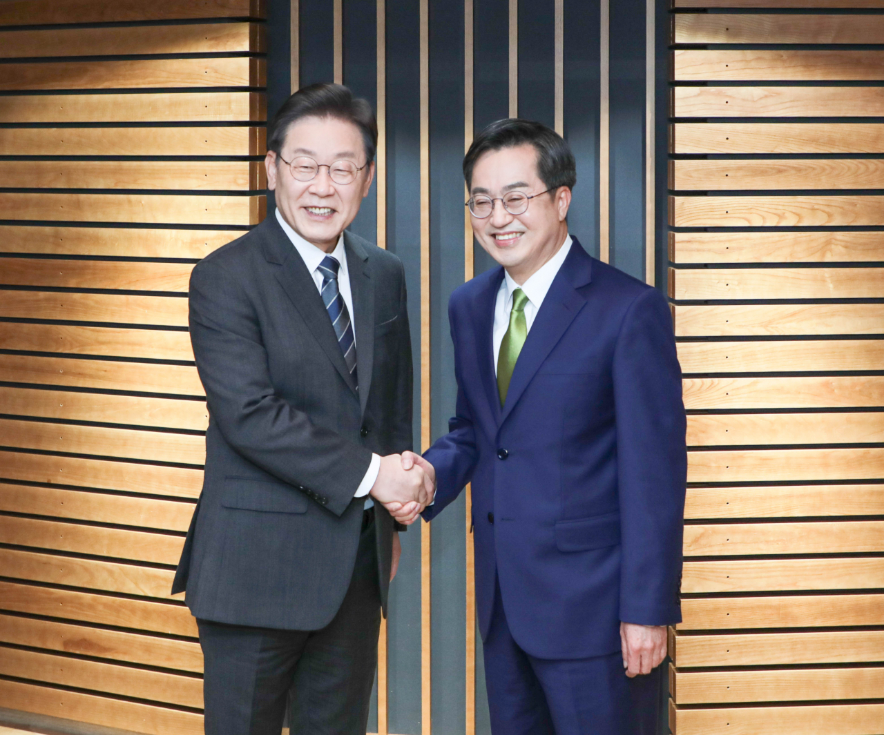이재명 더불어민주당 대선후보와 김동연 새로운물결 대선후보가 2일 오후 대선후보 양자토론에 앞서 악수하고 있다.