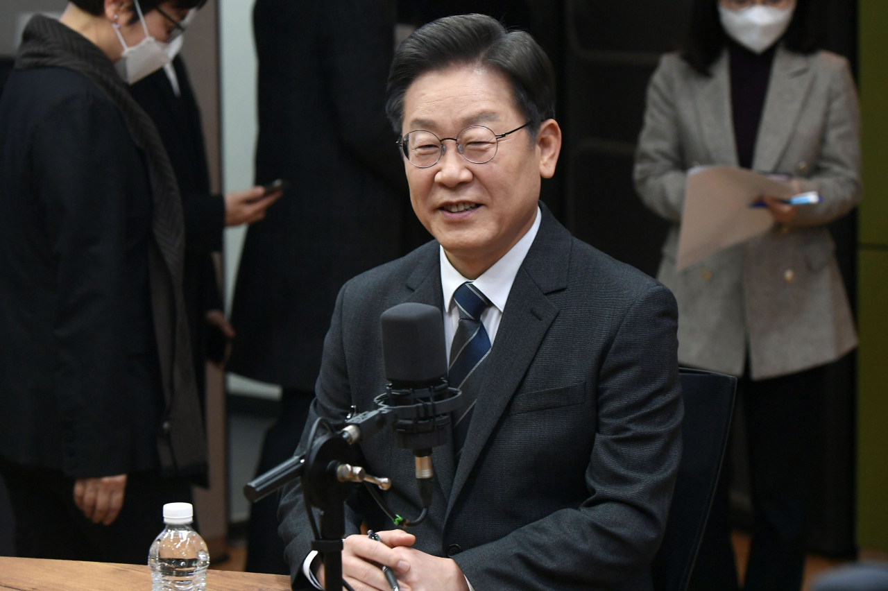 이재명 더불어민주당 대선 후보가 2일 오후 서울시 양천 목동 CBS에서 열린 김동연 새로운물결 대선 후보와의 양자 정책토론회에 앞서 인사말을 하고 있다. [연합]