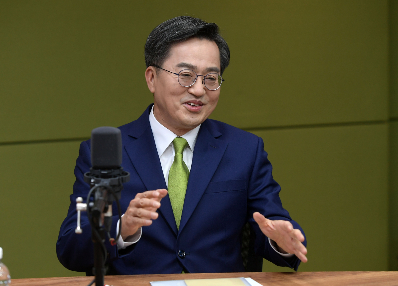 김동연 새로운물결 대선 후보가 2일 오후 서울시 양천 목동 CBS에서 열린 더불어민주당 이재명 대선 후보와의 양자 정책토론회에 앞서 인사말을 하고 있다. [연합]