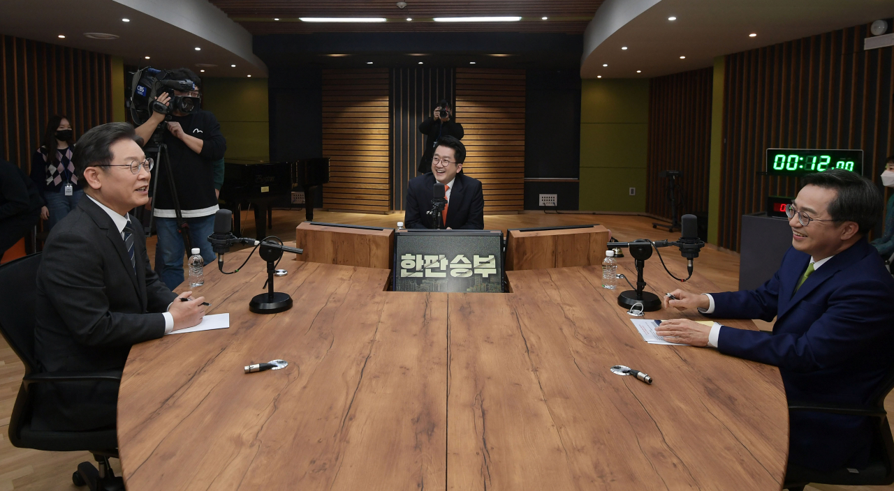 이재명 더불어민주당 대선 후보와 김동연 새로운물결 대선 후보가 2일 오후 서울시 양천 목동 CBS에서 열리는 양자 정책토론회에 앞서 대화하고 있다. [연합]