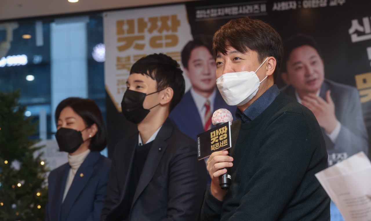 이준석 국민의힘 대표가 지난달 28일 서울 여의도의 한 카페에서 열린 'MZ세대라는 거짓말' 북 콘서트에서 축사를 하고 있다. [연합]