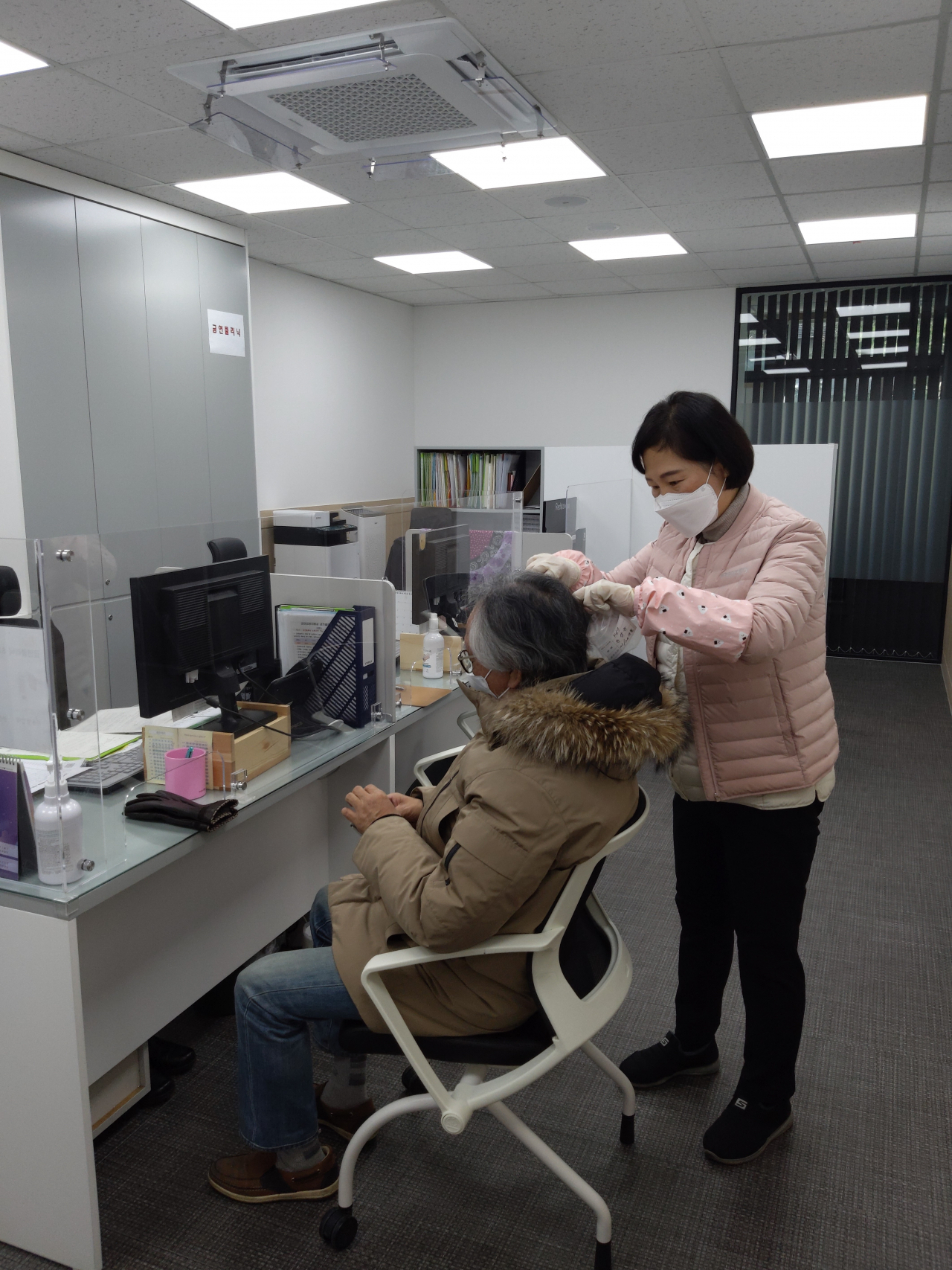 금연클리닉 중 모발검사 모습. [노원구 제공]