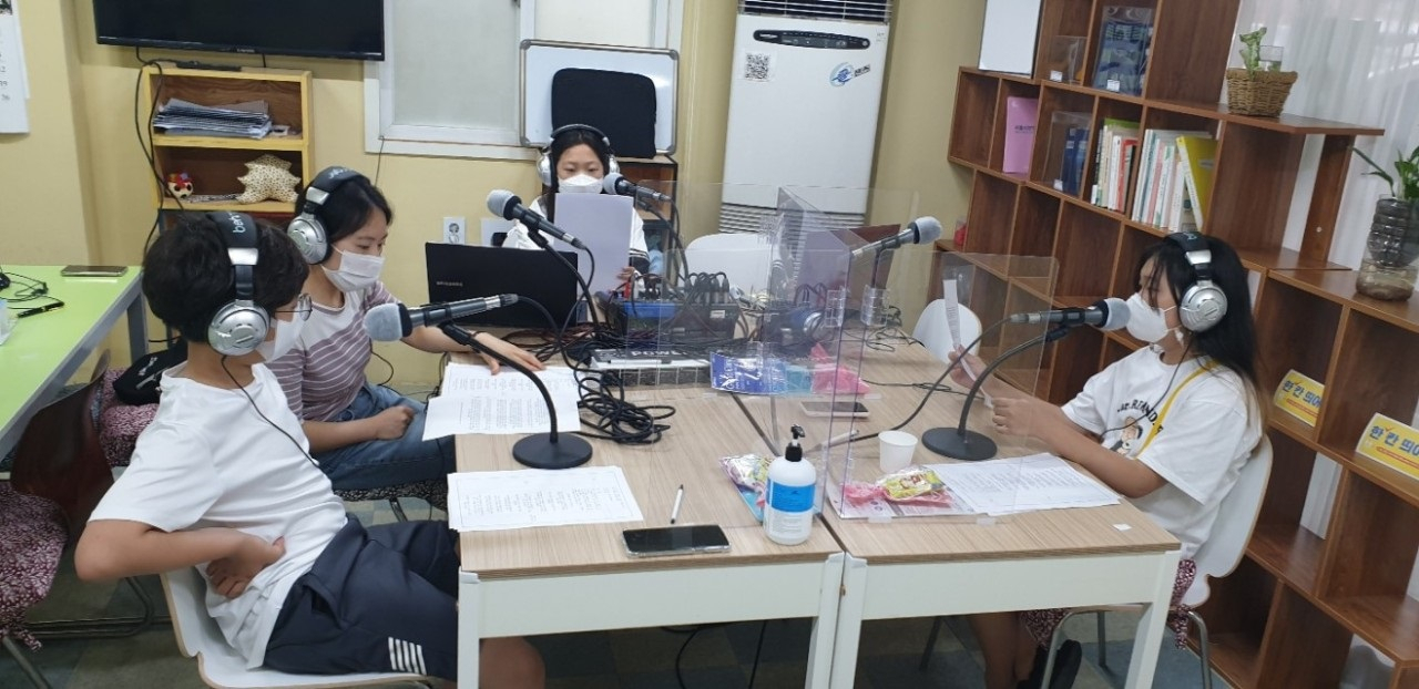지난해 사당동에서 라디오 MC가 되어보고 콘텐츠를 제작해보는 ‘나도라디오 인플루언서’ 수업을 진행했다. [동작구 제공]
