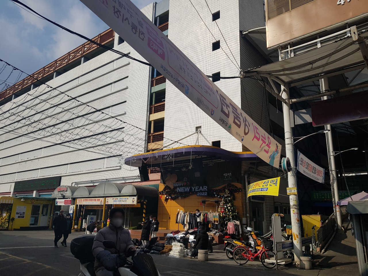 대구 중구 서문시장. 설 당일이었던 지난 1일 오후 대구 서문시장에는 평소보다 적은 시민이 찾아 비교적 한산한 모습이다. [이원율 기자]