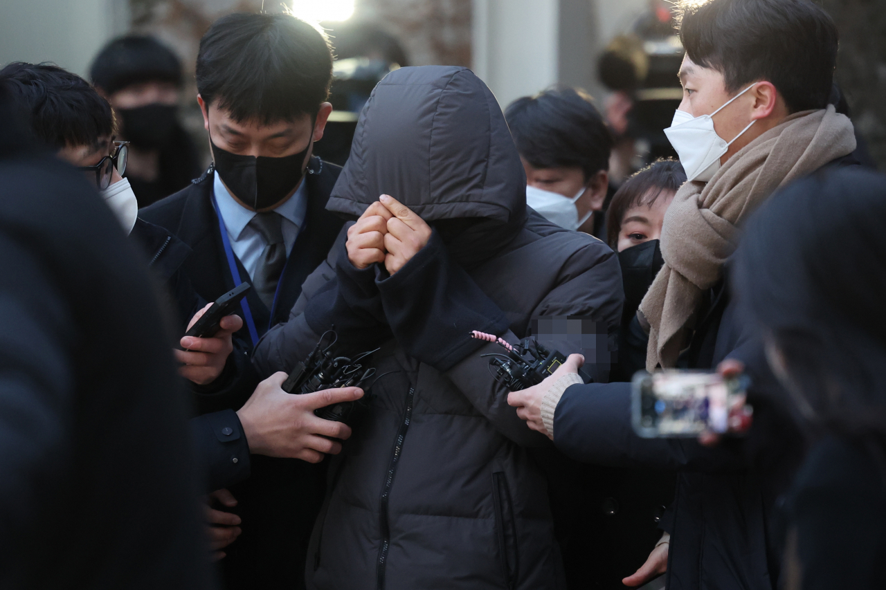 공금 115억원을 횡령한 혐의로 구속된 서울 강동구청 공무원 김모 씨가 지난 3일 오전 서울 광진경찰서 유치장에서 나와 검찰로 송치되고 있다. [연합]