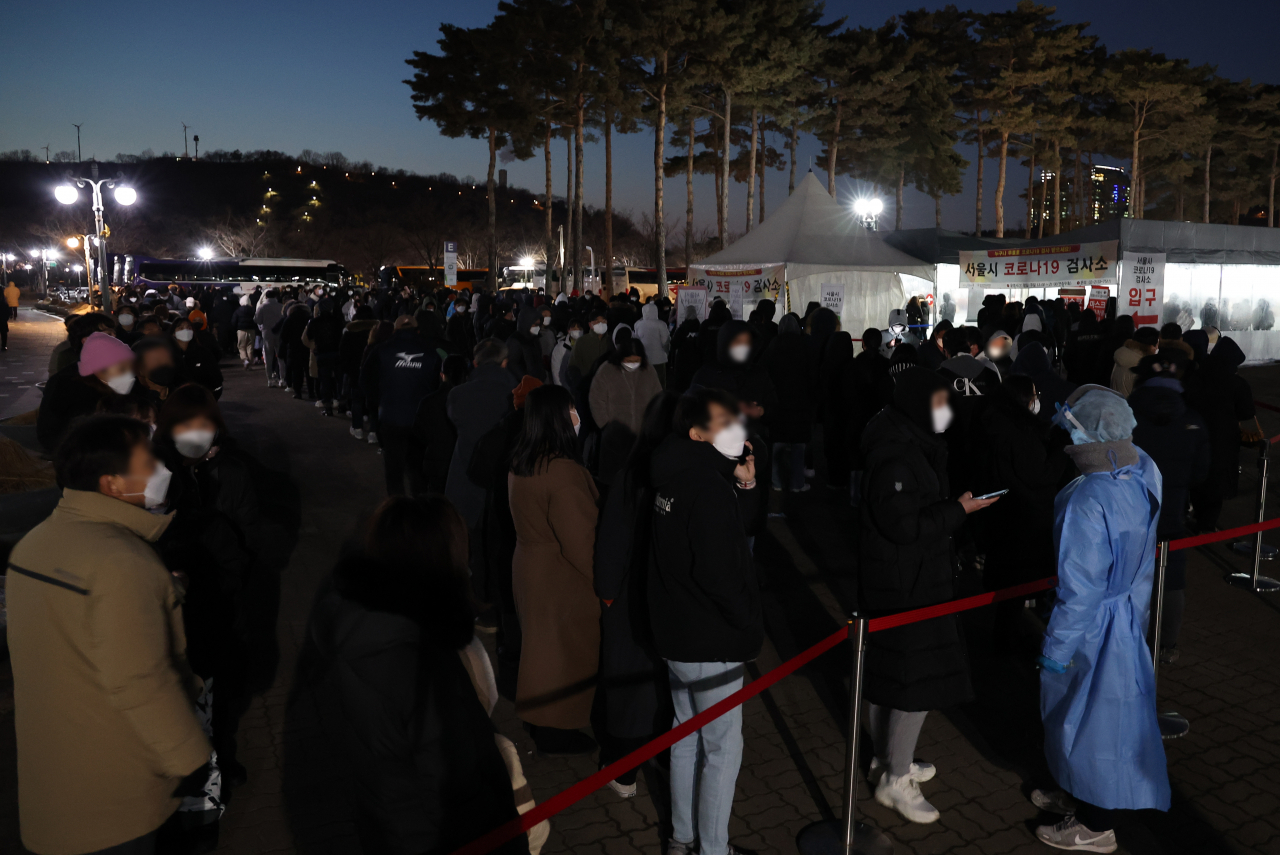 설 연휴 마지막 날인 2일 오후 서울 마포구 월드컵공원 평화광장에 마련된 임시 선별검사소에서 시민들이 코로나19 검사를 받기 위해 줄을 서 있다. [연합]