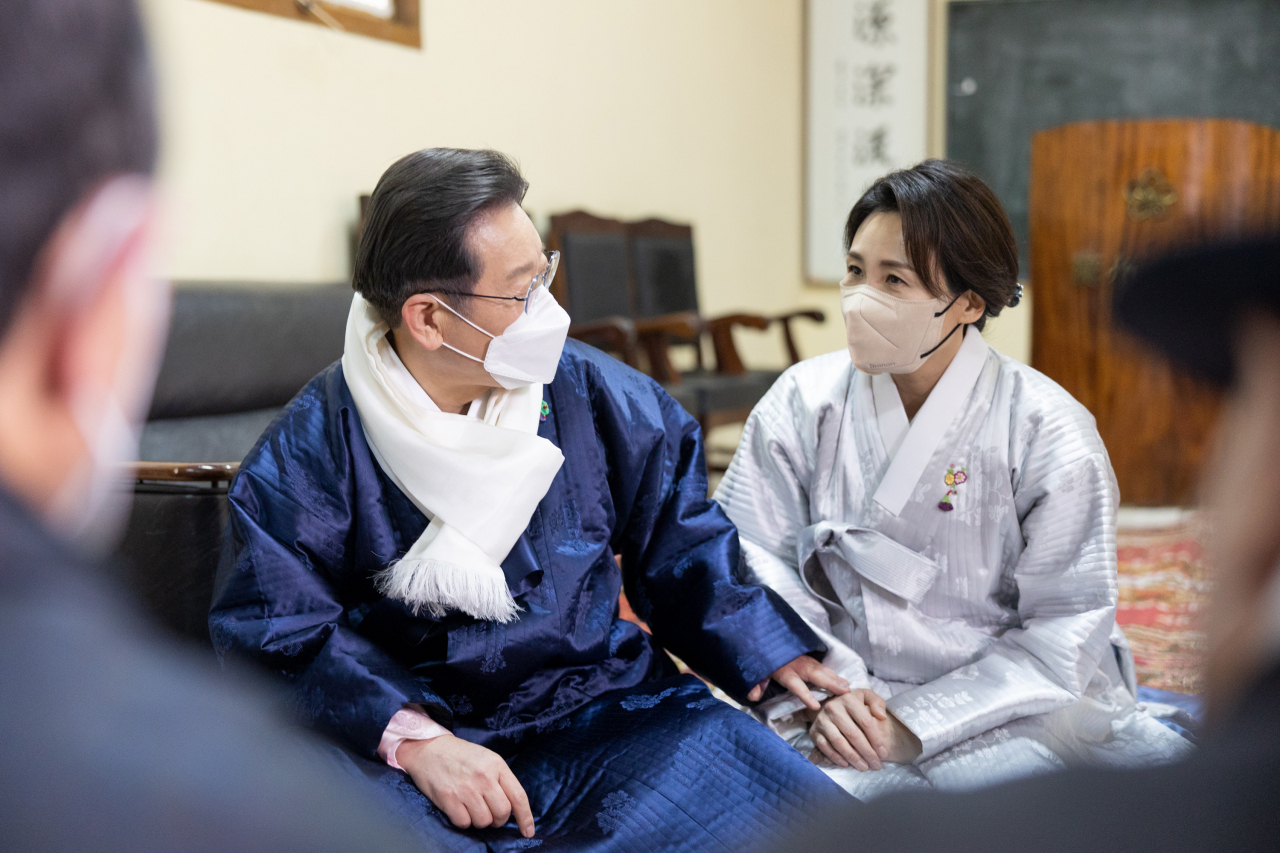이재명 더불어민주당 대선후보가 부인 김혜경 씨와 함께 설 명절인 1일 경북 안동시 보원재를 방문, 경주 이씨 어르신과 대화하고 있다. [연합]