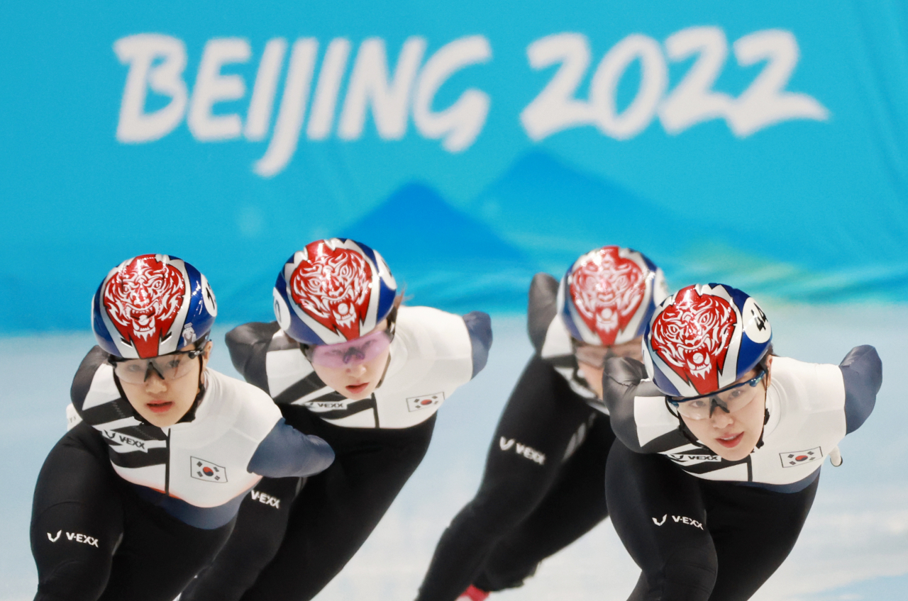 2일 중국 베이징 캐피털 실내경기장에서 실시된 2022 베이징 동계올림픽 쇼트트랙 대표팀 공식 훈련에서 김아랑, 최민정 등 선수들이 링크를 돌고 있다. 연합뉴스