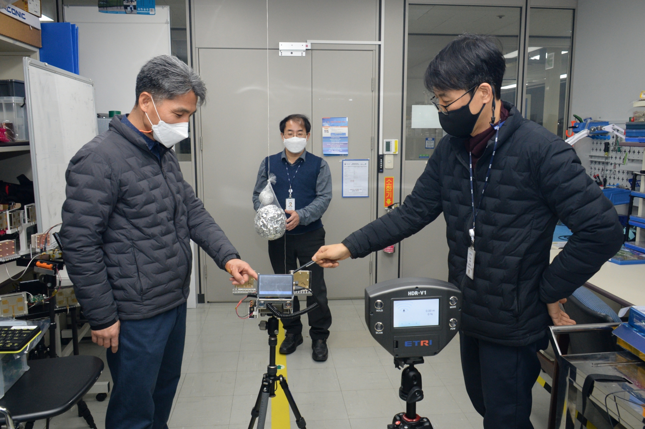 ETRI 연구진이 레이더 센서를 이용해 사람의 생체신호 탐지하는 것을 시연하고 있다.[ETRI 제공]