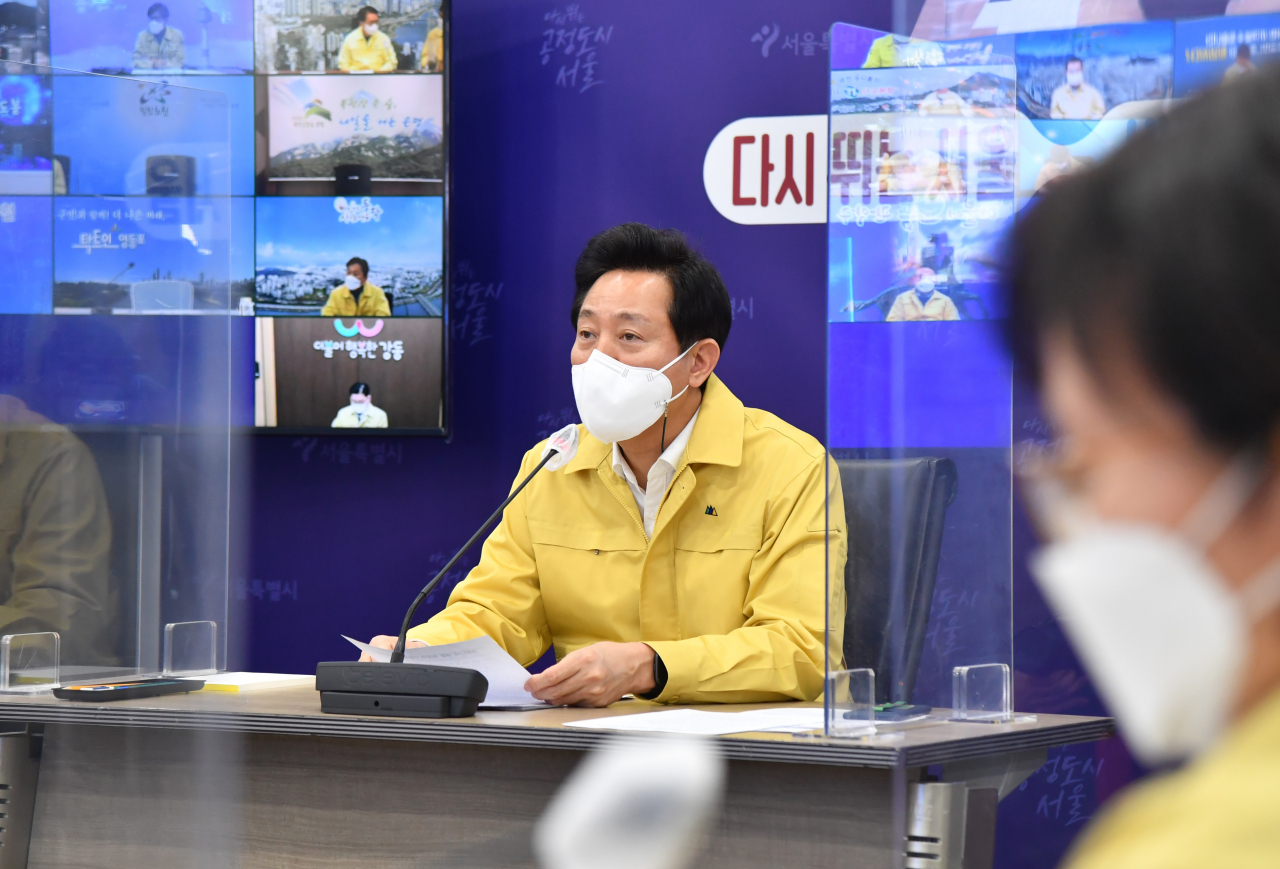 오세훈 서울시장이 3일 오전 화상화의 형식으로 열린 코로나19 대응 자치구 구청장회의를 주재하고 있다. [서울시 제공]