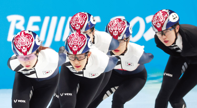 2일 중국 베이징 캐피털 실내경기장에서 실시된 2022 베이징동계올림픽 쇼트트랙 대표팀 공식 훈련에서 최민정(앞쪽부터), 서휘민, 이유빈, 박지윤, 김아랑이 트랙 코너를 돌고 있다. [연합]
