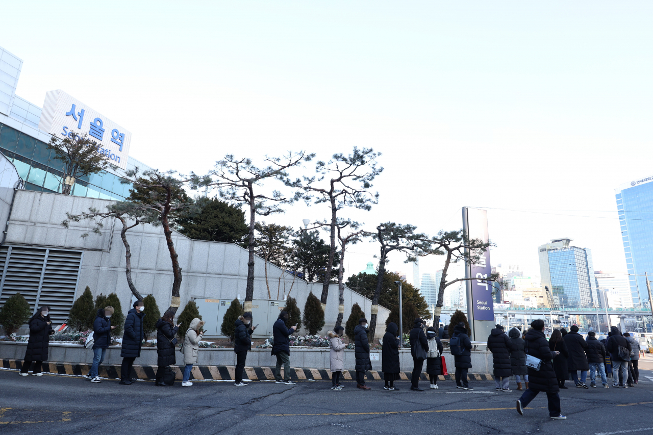 오미크론 확산에 대응하기 위한 코로나19 검사·진료체계가 전면 전환된 3일 오전 서울 중구 서울역광장에 마련된 코로나19 임시선별검사소에서 시민들이 검사를 받기 위해 줄을 서고 있다. 중앙방역대책본부는 이날 0시 기준으로 확진자가 2만2907명 늘어 누적 90만7214명이라고 밝혔다. [연합]
