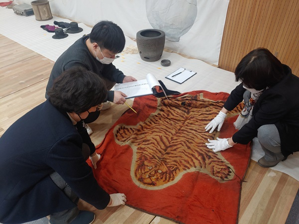 고흥 분청문화박물관에서 기증 유물을 살펴보고 있다. [고흥군 제공]