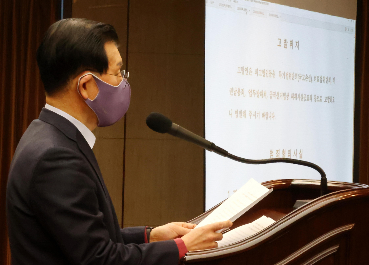 '굿바이 이재명'을 쓴 장영하 변호사가 3일 서울 중구 프레스센터에서 열린 기자회견에서 김오수 검찰총장과 박은정 성남지청장이 대장동·성남FC 수사를 방해했다고 주장하며 고발 의사를 밝히고 있다. [연합]