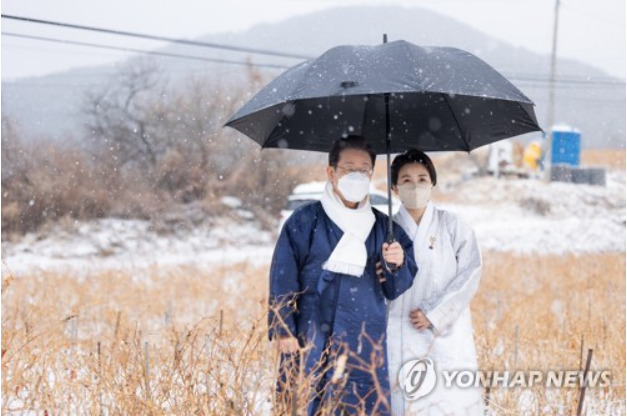 부인과 성묘 가는 이재명 대선후보[출처: 연합]