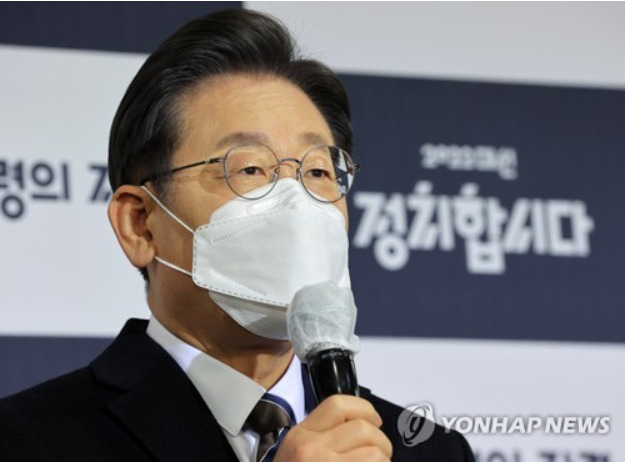 대선후보 토론에 앞서 인터뷰하는 이재명 후보[출처: 연합]