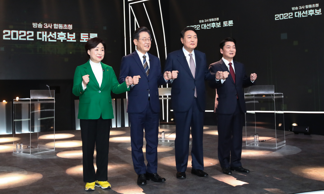 3일 오후 서울 여의도 KBS 공개홀에서 열린 방송 3사 합동 초청 '2022 대선후보 토론'에서 후보들이 기념촬영을 하고 있다. 왼쪽부터 정의당 심상정 후보, 더불어민주당 이재명 후보, 국민의힘 윤석열 후보, 국민의당 안철수 후보. [연합]