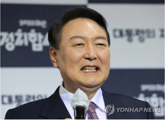 대선후보 토론에 앞서 인터뷰하는 윤석열 후보[출처: 연합]