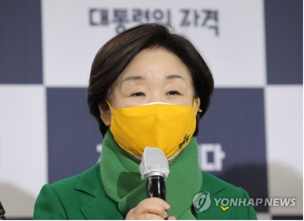 대선후보 토론에 앞서 인터뷰하는 심상정 후보[출처: 연합]