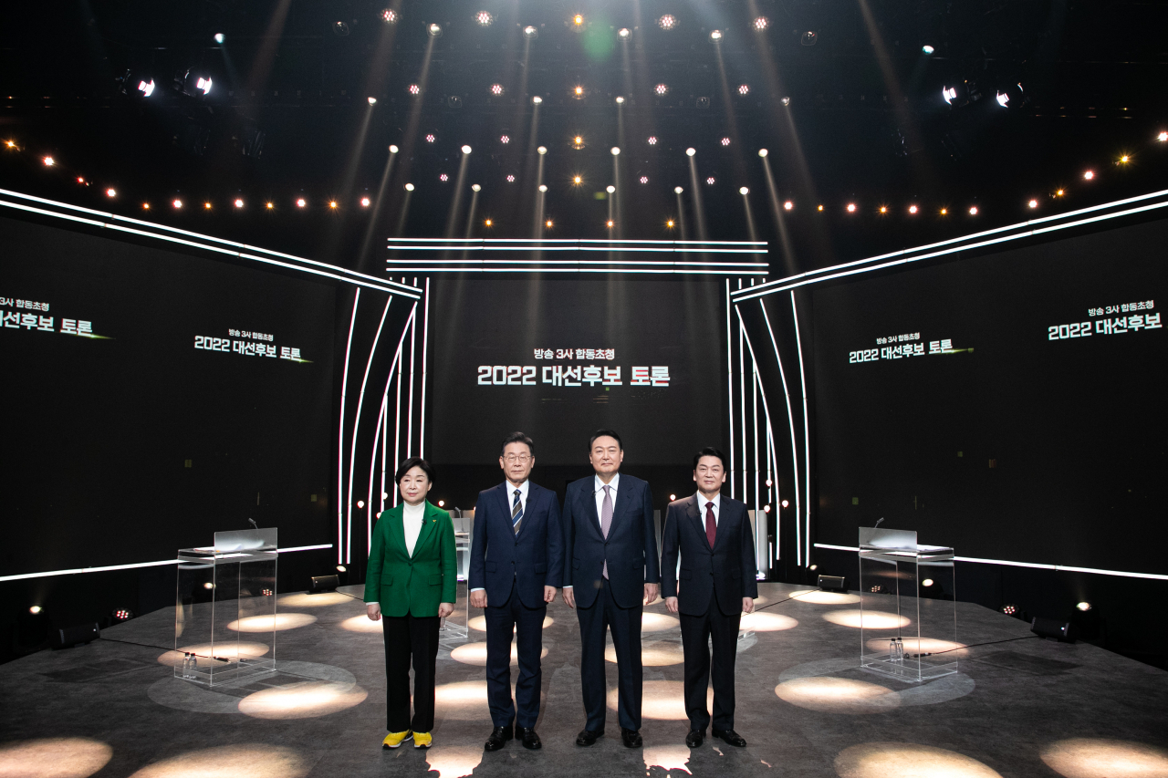 지상파 방송 3사가 공동주최한 대선후보토론회가 열린 3일 서울 KBS 스튜디오에서 정의당 심상정 · 더불어민주당 이재명 · 국민의힘 윤석열 · 국민의당 안철수 대선후보(왼쪽부터)가 토론회 전 기념촬영을 하고 있다. 연합뉴스