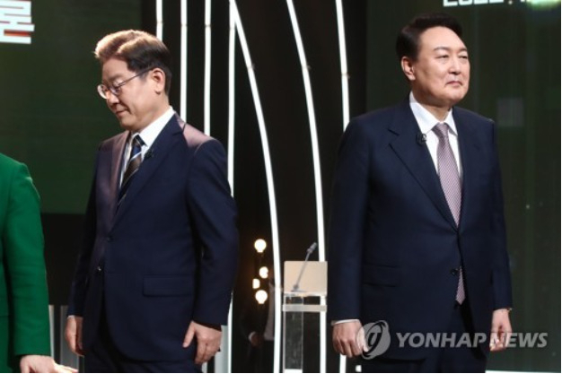 기념촬영 마친 이재명 후보와 윤석열 후보[출처: 연합]