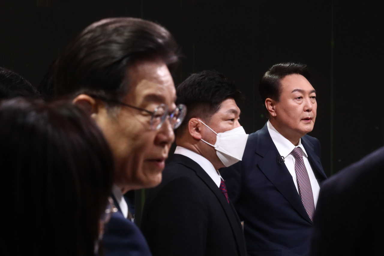 더불어민주당 이재명 대선 후보(왼쪽)와 국민의힘 윤석열 대선후보(오른쪽)가 3일 오후 서울 여의도 KBS 공개홀에서 열린 방송 3사 합동 초청 '2022 대선후보 토론'에 앞서 리허설 준비를 하고 있다. [연합]