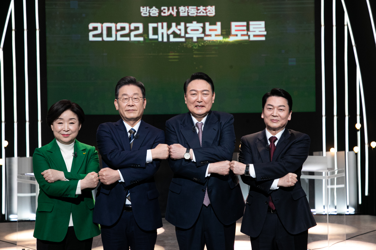지상파 방송 3사가 공동주최한 대선후보토론회가 열린 3일 서울 KBS 스튜디오에서 정의당 심상정 · 더불어민주당 이재명 · 국민의힘 윤석열 · 국민의당 안철수 대선후보(왼쪽부터)가 토론회 전 기념촬영을 하고 있다. 연합뉴스