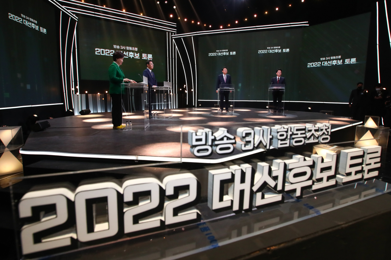 3일 오후 서울 여의도 KBS 공개홀에서 열린 방송 3사 합동 초청 '2022 대선후보 토론'에서 후보들이 리허설 준비를 하고 있다. 왼쪽부터 심상정 정의당·이재명 더불어민주당·윤석열 국민의힘·안철수 국민의당 대선후보. [연합]