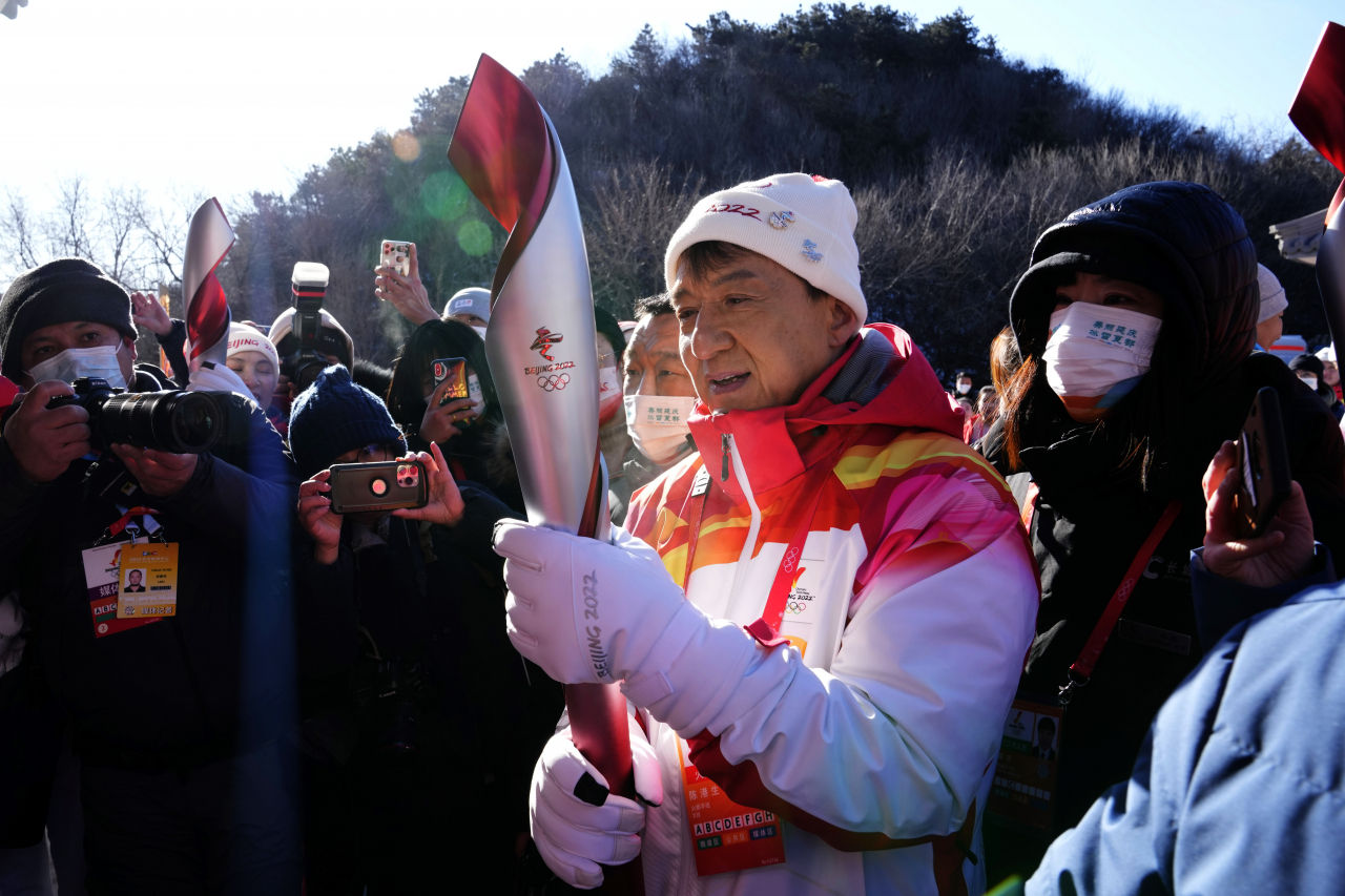 재키 찬이 3일(현지시간) 성화봉송에 참가해 베이징 외곽 바달링 구간을 뛰었다. 봉송 도중 중국 팬들에 둘러싸여있는 모습.[AP]