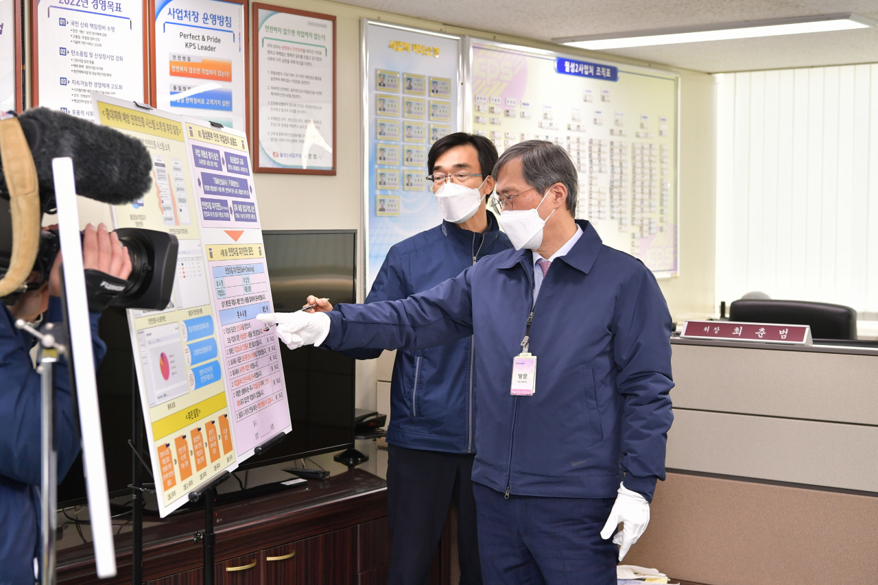 정재훈(오른쪽) 한국수력원자력 사장이 3일 경북 경주 월성 2발전소 현장과 협력사 사무실을 방문, 안전 점검을 하고 있다. [한국수력원자력 제공]