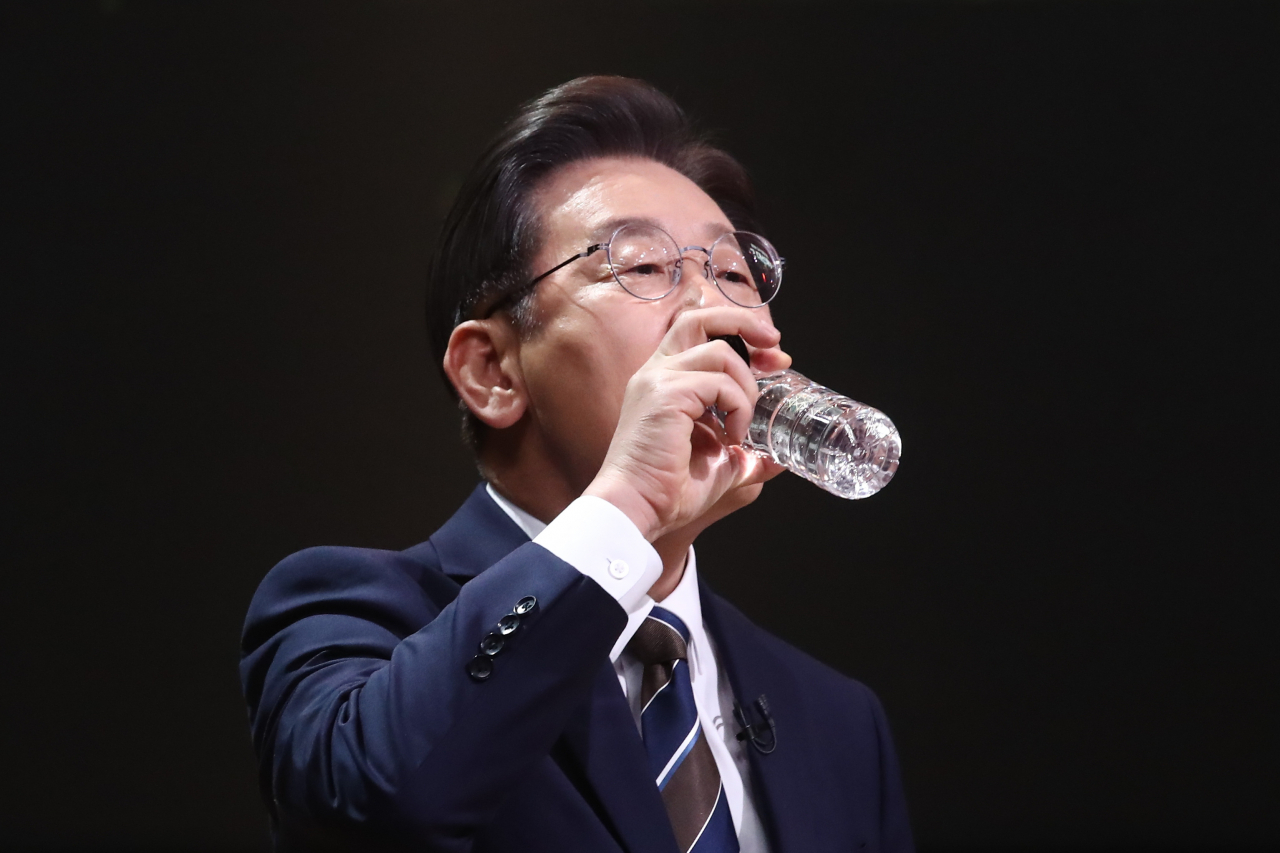 더불어민주당 이재명 대선 후보가 3일 오후 서울 여의도 KBS 공개홀에서 열린 방송 3사 합동 초청 '2022 대선후보 토론'에 앞서 앞서 리허설 준비를 하며 물을 마시고 있다. [연합]