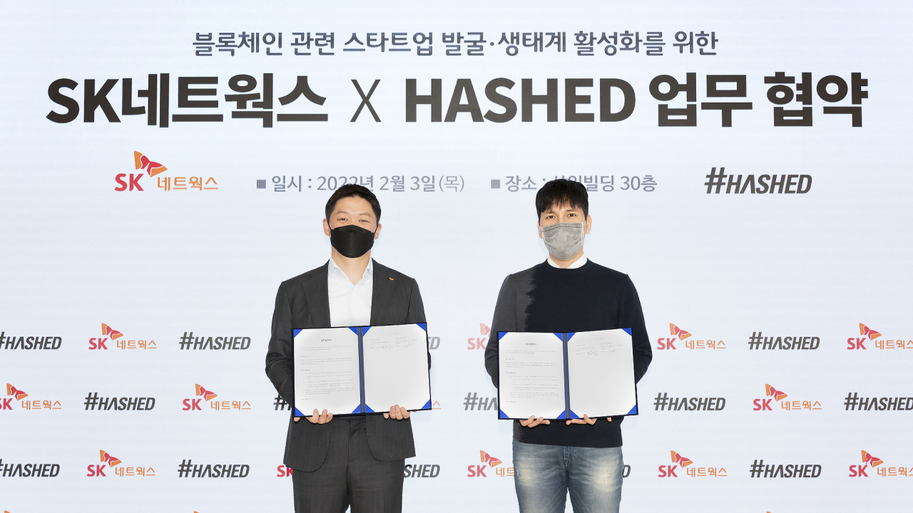 SK네트웍스는 해시드가 설립한 창업투자회사 ‘해시드벤처스’와 ‘블록체인 관련 스타트업 발굴 및 생태계 활성화를 위한 투자 협력’ 양해각서를 체결하고 260억 규모의 투자를 집행키로 했다고 4일 밝혔다. MOU를 맺은 후 최성환 SK네트웍스 사업총괄(사진 왼쪽)과 김서준 해시드벤처스 대표가 기념 촬영을 하고 있다.[SK네트웍스]