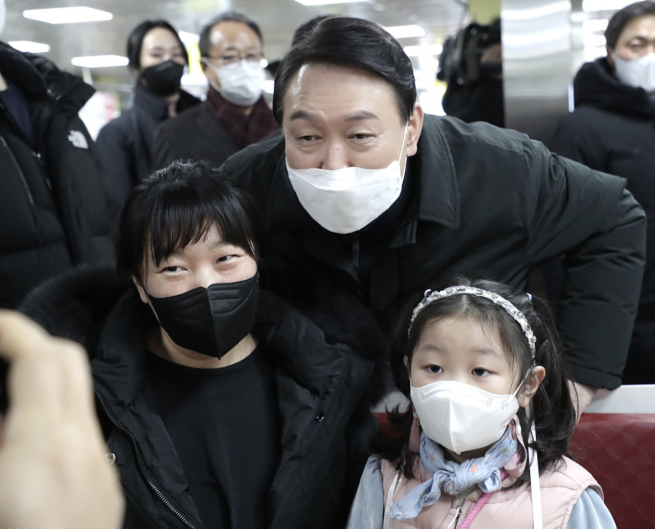 윤석열 국민의힘 대선후보가 설 명절인 1일 인천시 강화군 강화풍물시장을 방문, 부모와 함께 나온 어린이와 기념촬영을 하고 있다. [연합]
