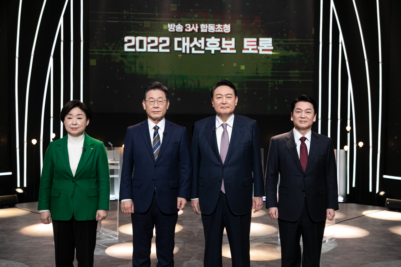 지상파 방송 3사가 공동주최한 대선후보토론회가 열린 3일 서울 KBS 스튜디오에서 심상정 정의당, 이재명 더불어민주당, 윤석열 국민의힘, 안철수 국민의당 대선후보(왼쪽부터)가 토론회 전 기념촬영을 하고 있다. [연합]