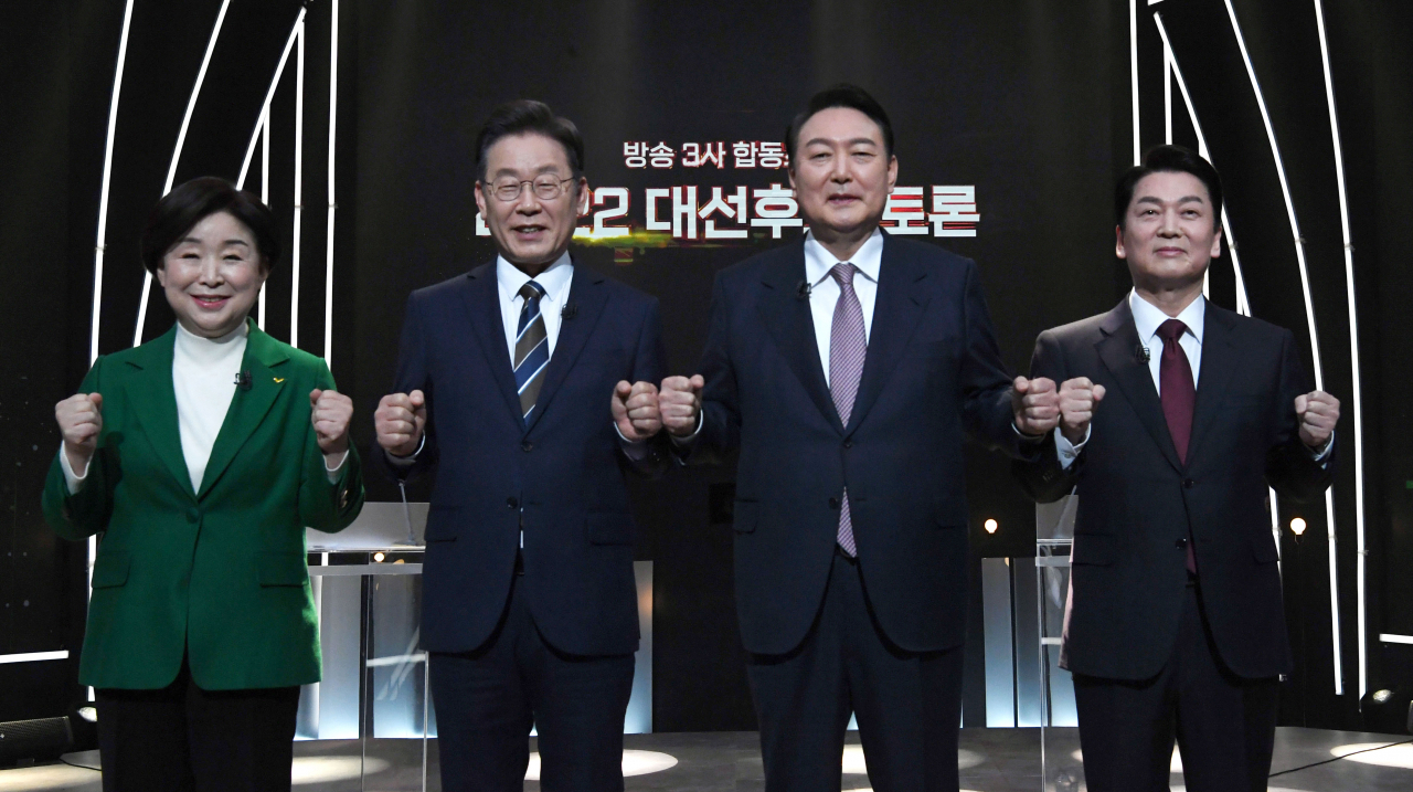 지상파 방송 3사가 공동주최한 대선후보토론회가 열린 지난 3일 서울 KBS 스튜디오에서 정의당 심상정 · 더불어민주당 이재명 · 국민의힘 윤석열 · 안철수 국민의당 대선후보(왼쪽부터)가 토론회 전 기념촬영을 하고 있다. [연합]