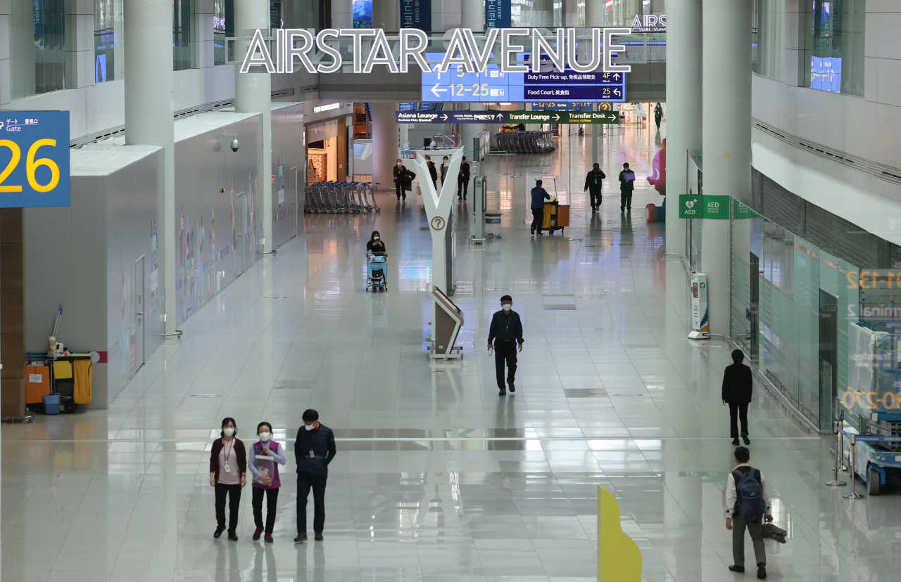 영종도 인천국제공항 제1여객터미널 면세구역이 한산한 모습이다. [연합]
