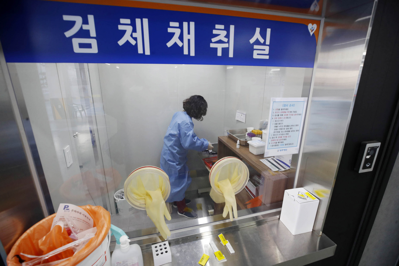 신종 코로나바이러스 감염증(코로나19) 검사·진료 체계가 바뀐 첫날인 3일 오후 광주 북구 광주병원 호흡기전담클리닉에서 의료진이 검사자가 떠난 후 자리를 정리하고 있다. [연합]