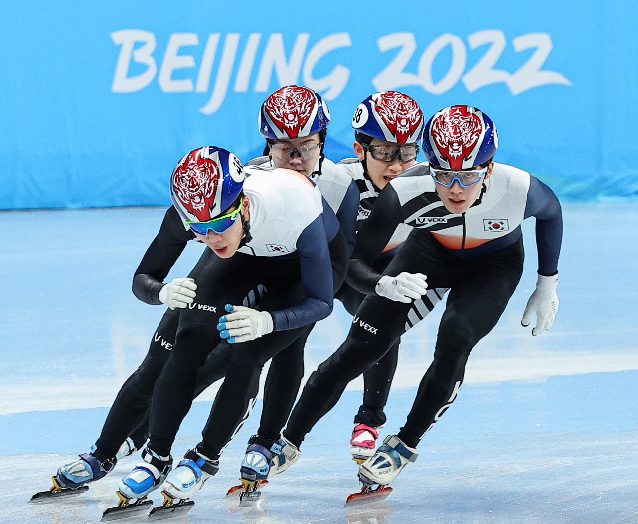 3일 중국 베이징 캐피털 실내경기장에서 열린 2022 베이징동계올림픽 쇼트트랙 공식 훈련에서 한국팀의 이준서-이유빈(왼쪽 앞뒤), 김동욱-서휘민이 혼성 계주 훈련을 하고 있다. [연합]