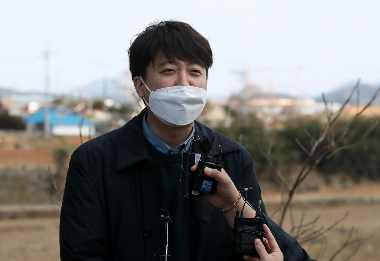 이준석 국민의힘 대표가 3일 오전 전남 신안군 압해읍 청년회관에서 열린 신안군 주민과의 간담회를 마치고 취재진과 인터뷰하고 있다. [연합]