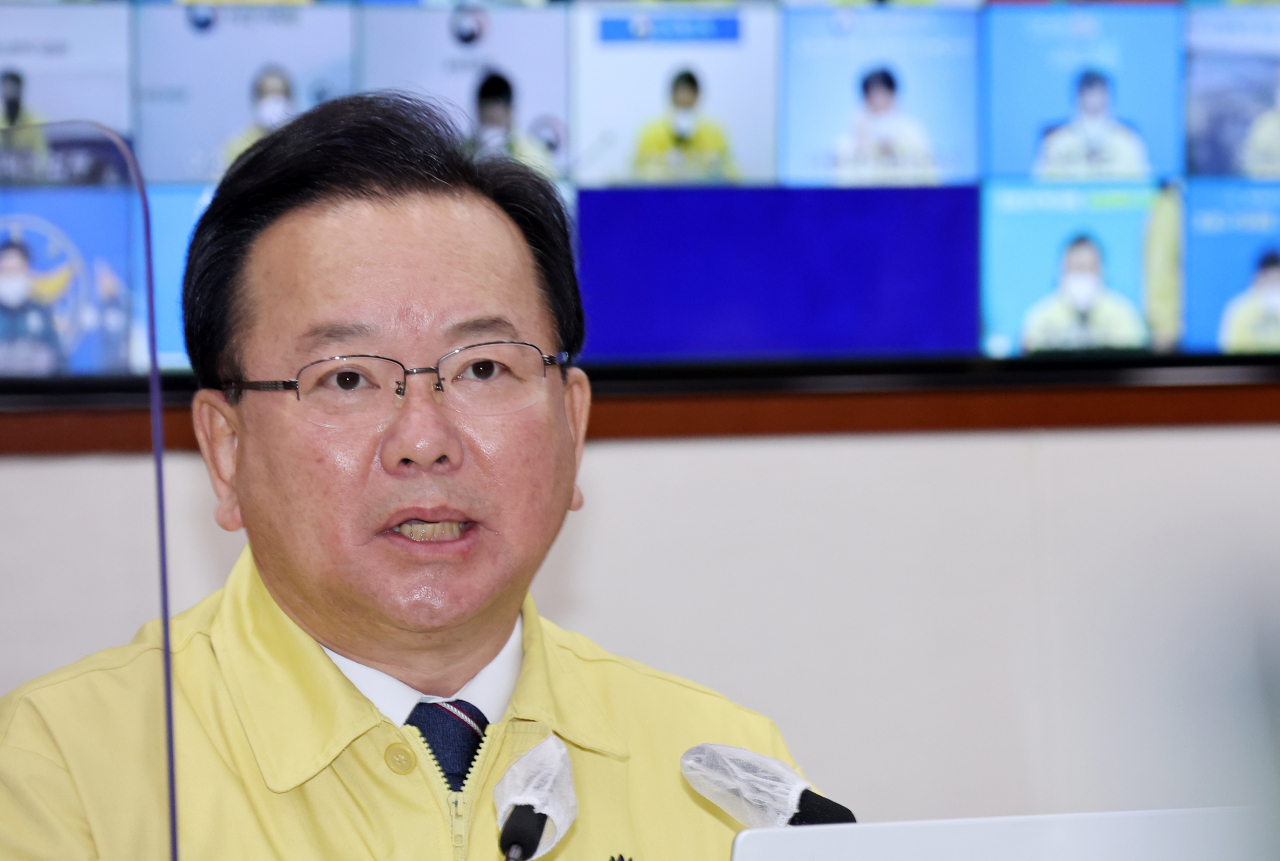 김부겸 국무총리가 4일 정부서울청사에서 열린 코로나19 대응 중앙재난안전대책본부 회의를 주재하고 있다. [연합]