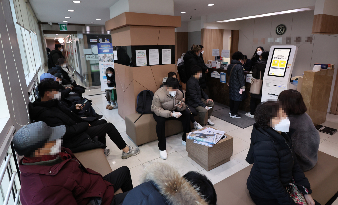 코로나19 진료 체계 전환으로 동네 병원에서도 검사·치료를 할 수 있게 된 지난 3일 오후 서울의 한 이비인후과의원이 시민들로 붐비고 있다. [연합]