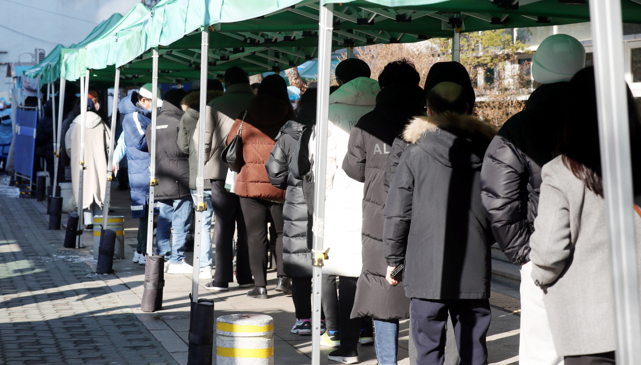 인천에 신종 코로나바이러스 감염증(코로나19) 확산세가 이어진 4일 오전 인천시 부평구 부평구보건소에 마련된 선별진료소에 검사를 받기 위해 기다리는 시민들이 줄지어 서 있다. [연합]